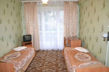 Кровать в двухместном номере второй категории в санатории Эльбрус города Железноводск