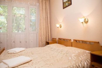 Кровать в двухместном люксе санатория Эльбрус в Железноводске