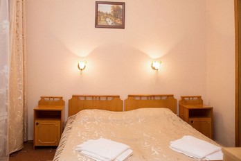 Спальня в номере двухместный люкс санатория Эльбрус в городе Железноводск