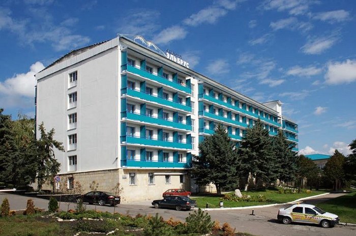 Вход в главный корпус санатория Эльбрус города Железноводск