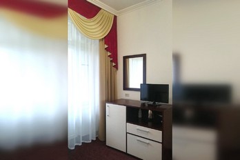 Мебель в одноместном однокомнатном номере санатория Горный Воздух в Железноводске