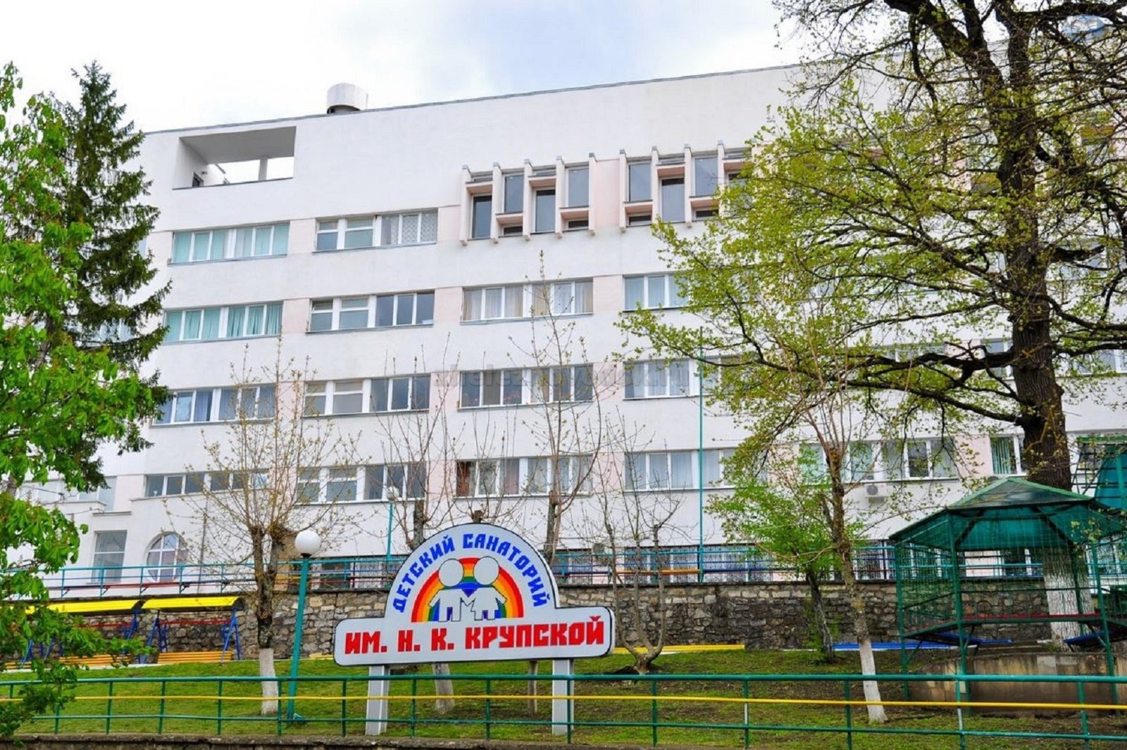 Вход в главный корпус санатория им. Крупской города Железноводск