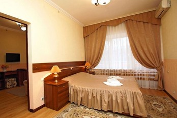 Спальня в двухместном двухкомнатном люксе номере санатория Лесной города Железноводск