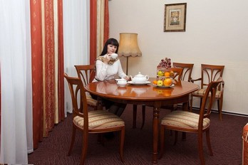 Стол в гостиной - сюит де-люкс -санаторий Машук Аква-Терм города Железноводск