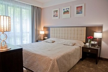 Спальная комната в номере люкс повышенной комфортности санатория Плаза - город Железноводск