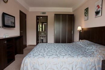 Спальня в номере люкс повышенной комфортности санатория Плаза - город Железноводск