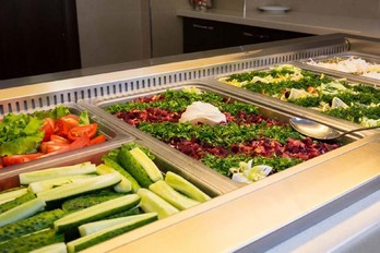 Блюда из овощей в обеденном зале Панорама санатория Плаза в город-курорте Железноводск