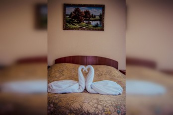 Кровать в номере повышенной комфортности санатория Русь - город Железноводск