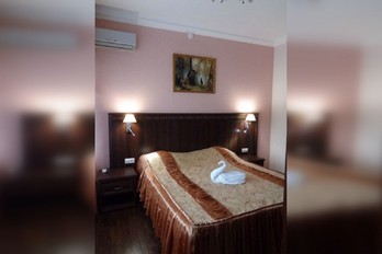Спальная комната в номере трехкомнатный люкс без балкона - санаторий Русь города Железноводск