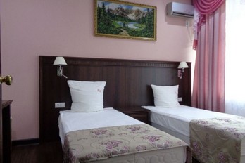 Спальня в номере трехкомнатный номер люкс без балкона в санатории Русь в городе Железноводск