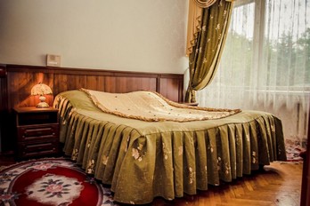 Спальня в трехкомнатном люксе санатория Русь - город Железноводск