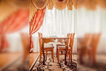Город Железноводск - стол в гостиной в номере трехкомнатный люкс в санатории Русь