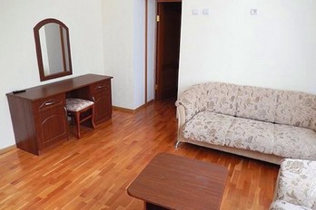 Гостиная в номере двухместный полулюкс в корпусе 6 санатория Салют в городе Железноводск