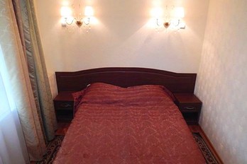 Спальня в двухместном полулюксе корпуса 6 санатория Салют в Железноводске