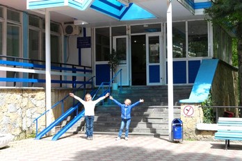 Вход в лечебный корпус санатория Салют - город Железноводск