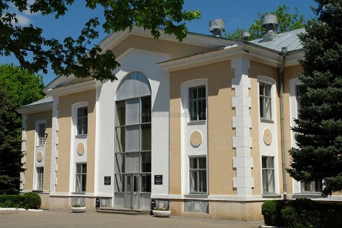 Вход в главный корпус санатория Салют города Железноводск