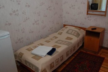 Спальня в однокомнатном одноместном номере второй категории во втором корпусе санатория Тельмана в Железноводске