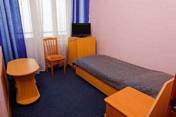 Спальня однокомнатного одноместного номера второй категории в третьем корпусе санатория Тельмана в Железноводске