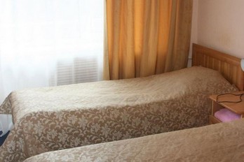 Спальня в двухместном однокомнатном номере первой категории в корпусе 3 санатория Тельмана в Железноводске
