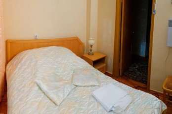 Спальня в номере двухкомнатный одноместный номер второй категории во 2 корпусе в санатории Тельмана в Железноводске