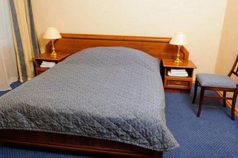 Кровать в номере двухместный люкс санатория имени Тельмана в Железноводске