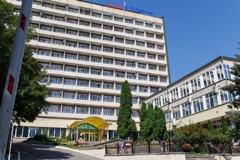Общий вид главного корпуса санатория Тельмана в городе-курорте Железноводск
