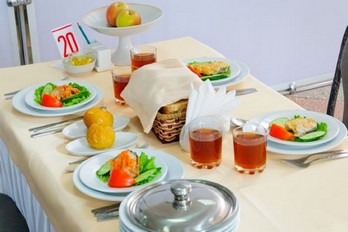 Стол с питание в столовой санатория Тельмана в Железноводске