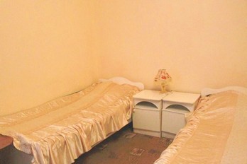 Кровати в двухместном номере третьей категории во втором корпусе в санатории Здоровье в городе Железноводск