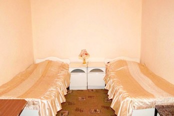 Спальня в двухместном номере третьей категории во втором корпусе санатория Здоровье в городе Железноводск