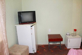 Комната в одноместном номере третьей категории во втором корпусе санатория Здоровье в городе Железноводск